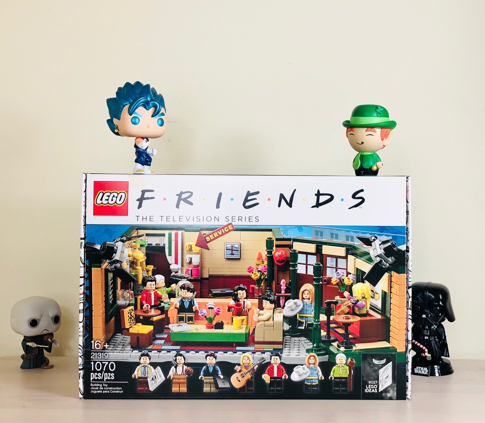 Lego 21319 ideas central perk friends tv show series with online iconic cafe studio and 7 minifigures 25th anniversary collectors set